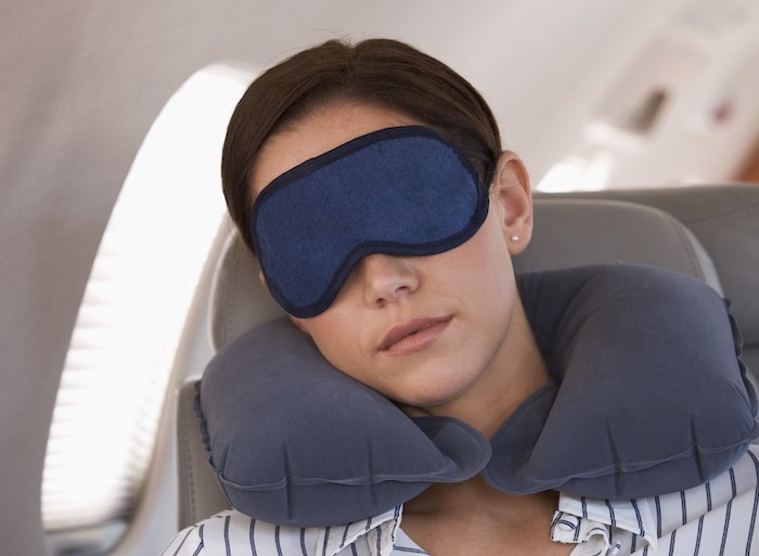 Giấc ngủ trên máy bay sẽ thoải mái hơn khi có các đồ dùng êm ái và thoải mái này giúp bạn dễ chìm sâu vào giấc ngủ, lấy lại năng lượng nhanh chóng cho chuyến bay đường dài